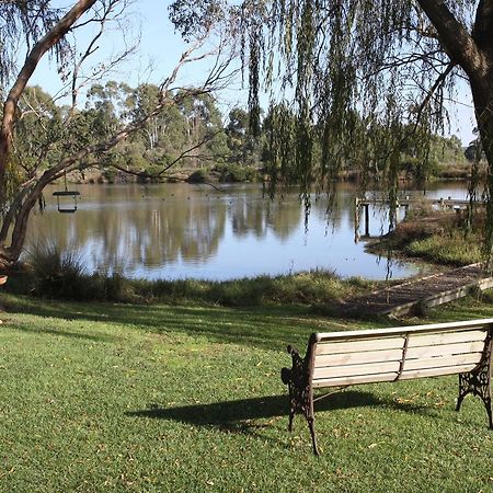 Nyora Little Lake Cottage מראה חיצוני תמונה