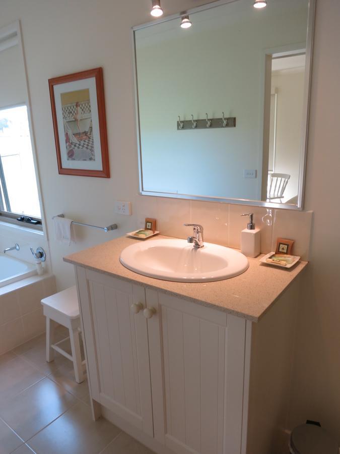 Nyora Little Lake Cottage חדר תמונה